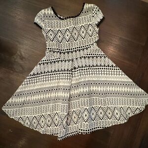 Adorable little girl’s dress. Size medium fits size 7/8. New without tag.